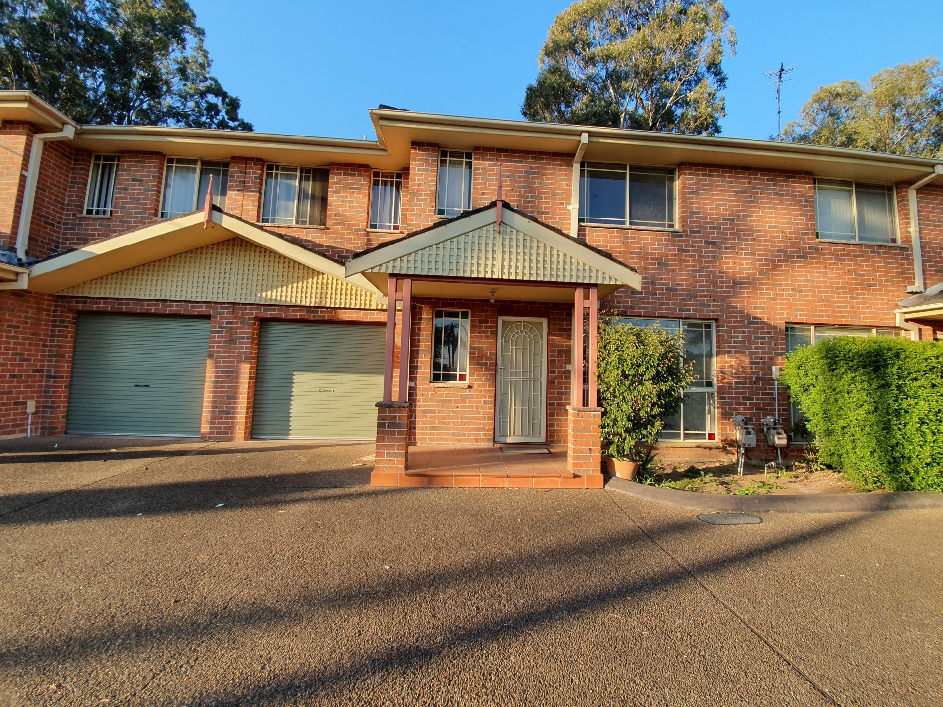 Great Townhouse! 3 Bedrooms Floating flooring! Garage and Parking Space.