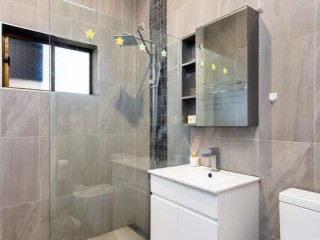 View profile: Quality 4 Bedroom Home- 8 Minutes to Station!