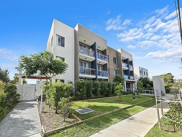 Stunning 2 Bedroom apartment with spacious Kitchen situated in PRIME location! ONE WEEKS FREE RENT!