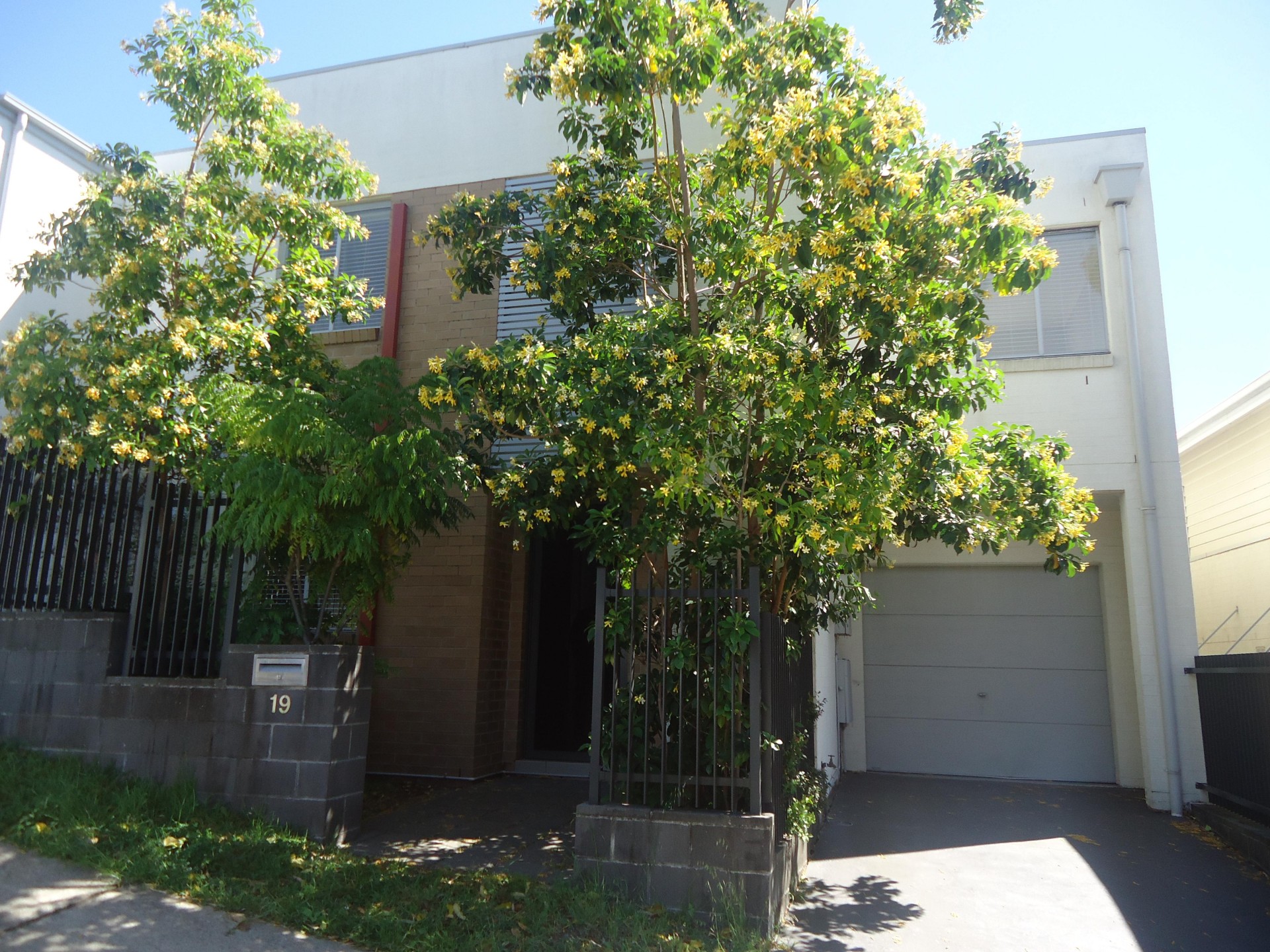 Quality Modern Home- Air Conditioning & Floating Timber Floors